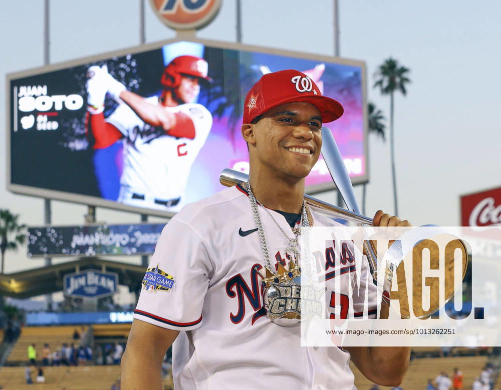 KW29 Baseball: MLB, Baseball Herren, USA All-Star Home Run Derby Washington Nationals right fielder Juan Soto poses with the victor s trophy after winning the MLB All-Star Home Run Derby on July 18, 2022, at Dodger Stadium in Los Angeles. A14AA0001316647P