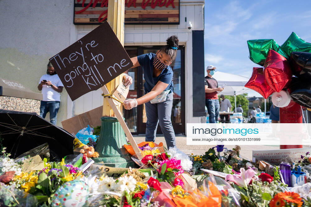 Visitors left flowers and signs near Cup Foods where George Floyd had become unresponsive while being restrained by Minneapolis police officers, during a third day of protests following his death, on Thursday. Minneapolis USA - ZUMAm67_ 20200528_zaf_m67_032