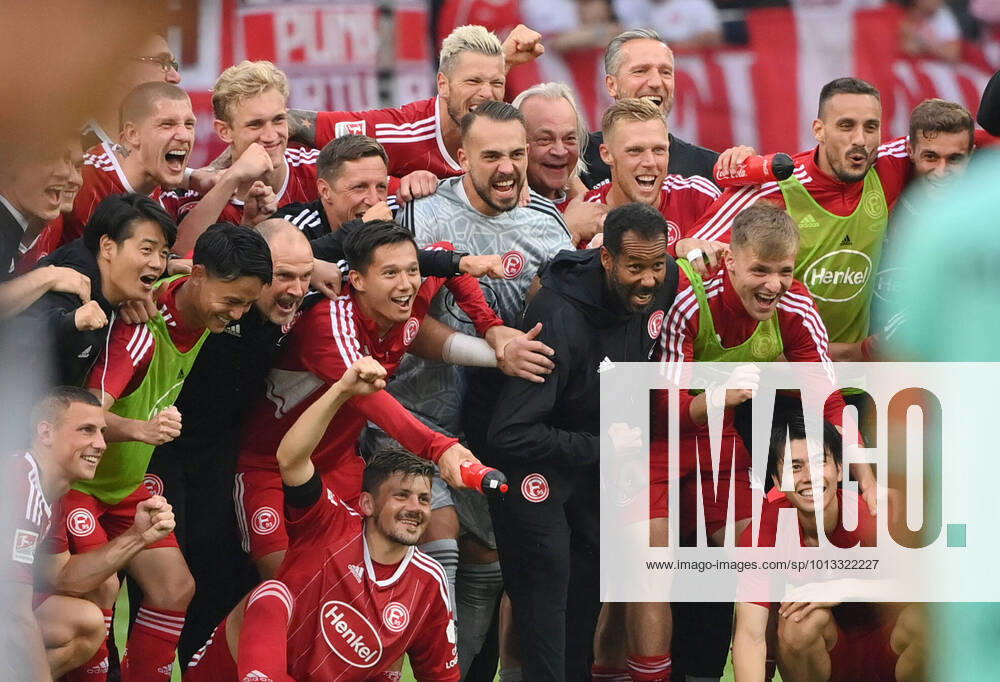 The team of Fortuna Duesseldorf celebrates with coach Daniel Thioune Fortuna Duesseldorf , mi , the victory 22 07 2022, Football GER, season 2022 2023, 2 Bundesliga, 2 matchday, Fortuna Duesseldorf SC Paderborn photo Maik Hölter TEAM2sportphoto DFL regulations prohibit any use of photographs as image sequences and or quasi video Duesseldorf North Rhine Westphalia Germany Team2
