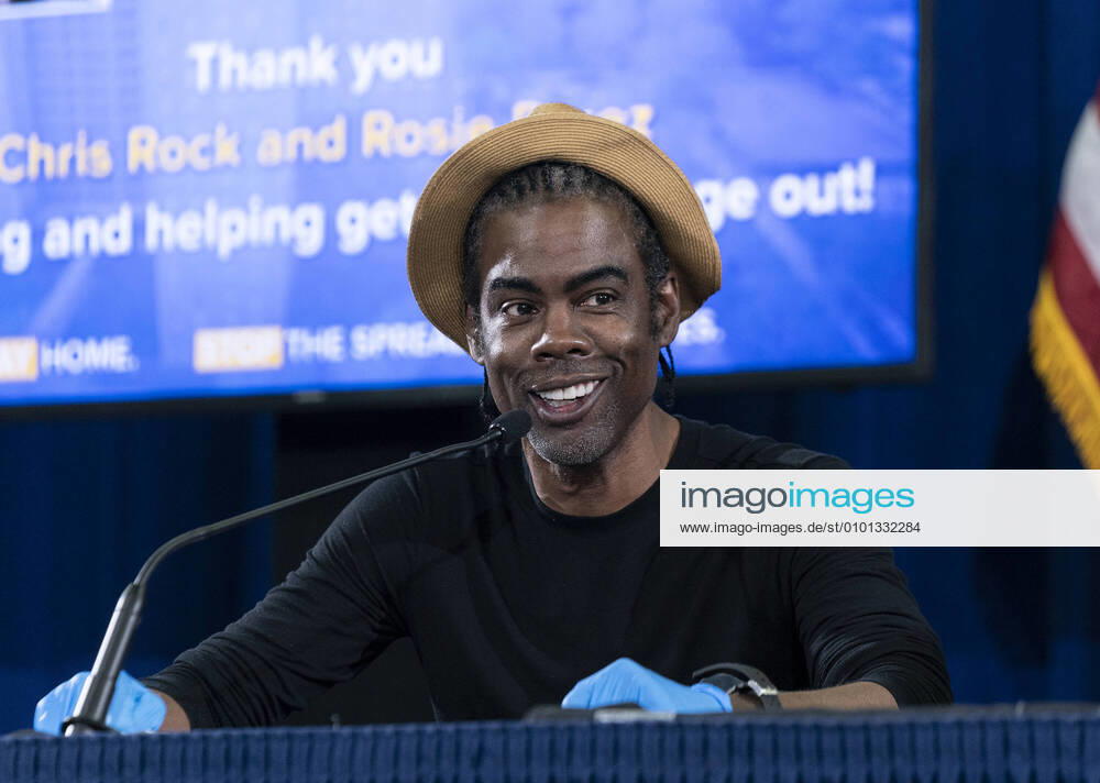 Bilder des Jahres 2020, Entertainment 05 Mai Entertainment Themen der Woche KW22 Andrew Cuomo daily briefing on COVID-19 response Chris Rock speaks during Governor Cuomo announcement and briefing on COVID-19 response at Madison Square Boys and Girls Club New York New York United States