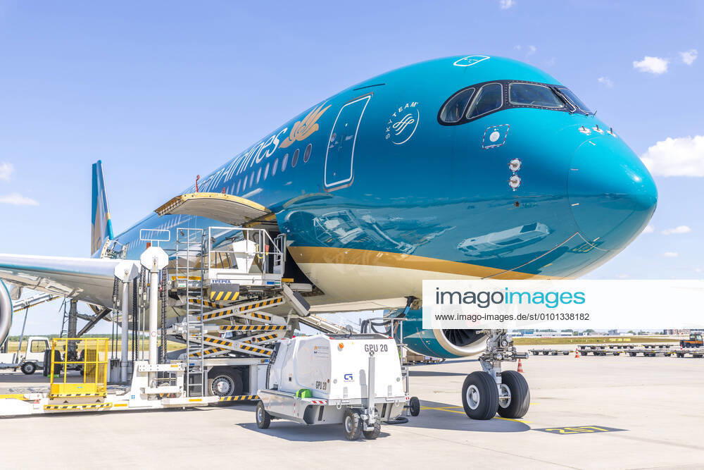 Am 29.05.2020 landet auf dem Flughafen Leipzig Halle ein Frachtflugzeug der Vietnam Airlines - Airbus A350 mit wichtiger Ware: Medizinische Ausrüstung für die Region Leipzig. Dies ist das Ergebnis der internationalen Partnernetzwerke der Invest Region Leipzig und konnte durch die Kooperation zwischen einer vietnamesischen Unternehmensgruppe und den Sana Kliniken entstehen. Anlässlich dieses Termines ist weiterhin die Übergabe einer Spende der vietnamesischen Partner über 100.000 Atemmasken sowie 10000 Corona Test Kits geplant. Zudem informieren Sie die Gesellschafter der Invest Region Leipzig zu den Hintergründen und weiteren Vorhaben im Rahmen der wirtschaftlichen und kulturellen Zusammenarbeit der Region Leipzig und Viet