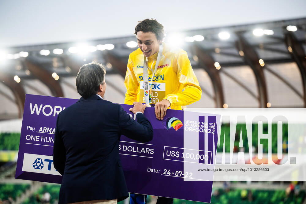 Sebastian Coe, president world athletics, and Armand Duplantis of Sweden at the medal ceremony for men?s pole vault during day 10 of the 2022 World Athletics Championships on July 24, 2022 in Eugene Photo Joel Marklund BILDBYRAN kod JM JM0338 bbeng friidrott athletics friidrett 2022 world athletics championships world athletics championships oregon22 friidrotts vm friidretts vm vm,
