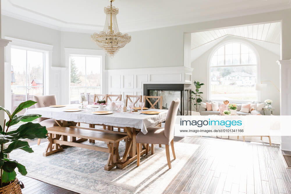 Bright and big interior dining room and living room Comox, BC, Canada CR_EMYE200406A-338914-01,model released, Symbolfoto ,property released