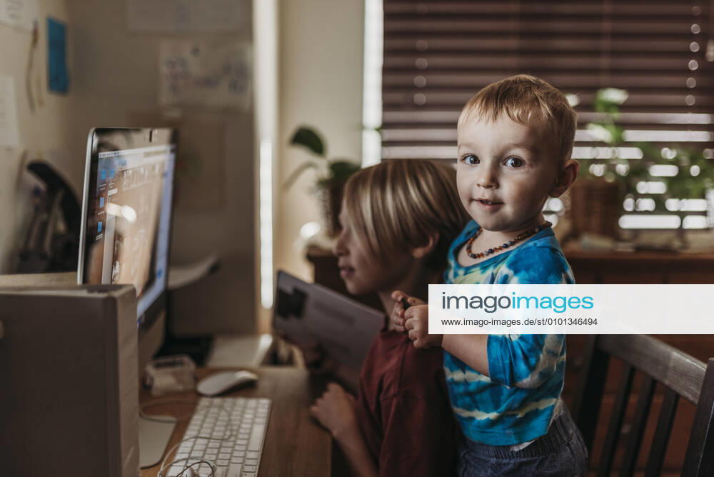 Young siblings video chatting on screen with family during isolation San Diego, CA, United States CR_KESM200409-341111-01,model released, Symbolfoto