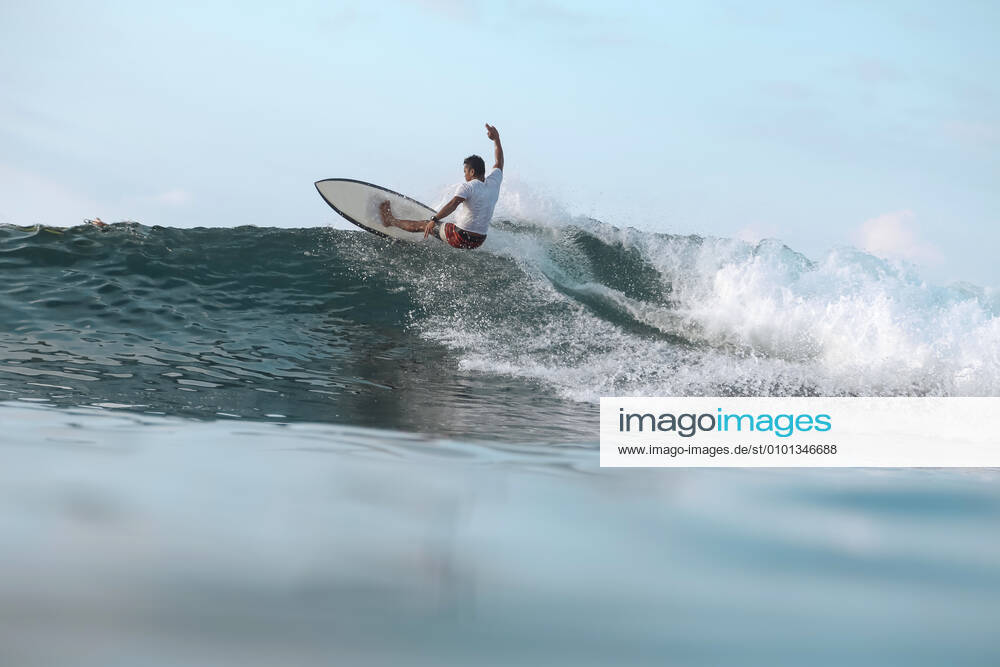 Surfer on a wave, Lombok, Indonesia Lombok, Nusa Tenggara Bar., Indonesia CR_KOTRIN200504M-290356-01,model released, Symbolfoto
