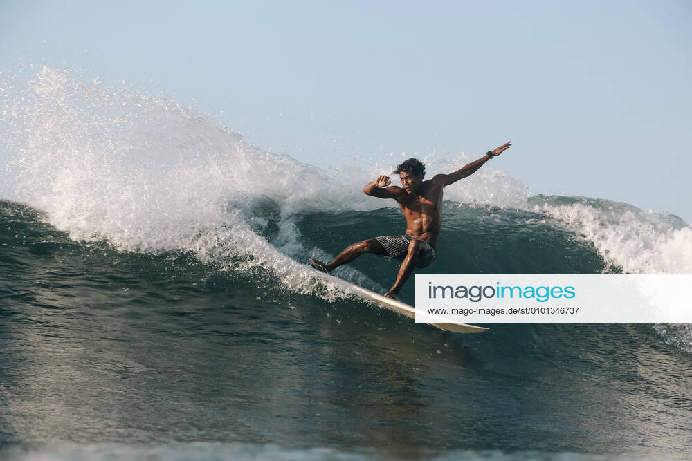 Surfer on a wave, Lombok, Indonesia Lombok, Nusa Tenggara Bar., Indonesia CR_KOTRIN200504M-290371-01,model released, Symbolfoto