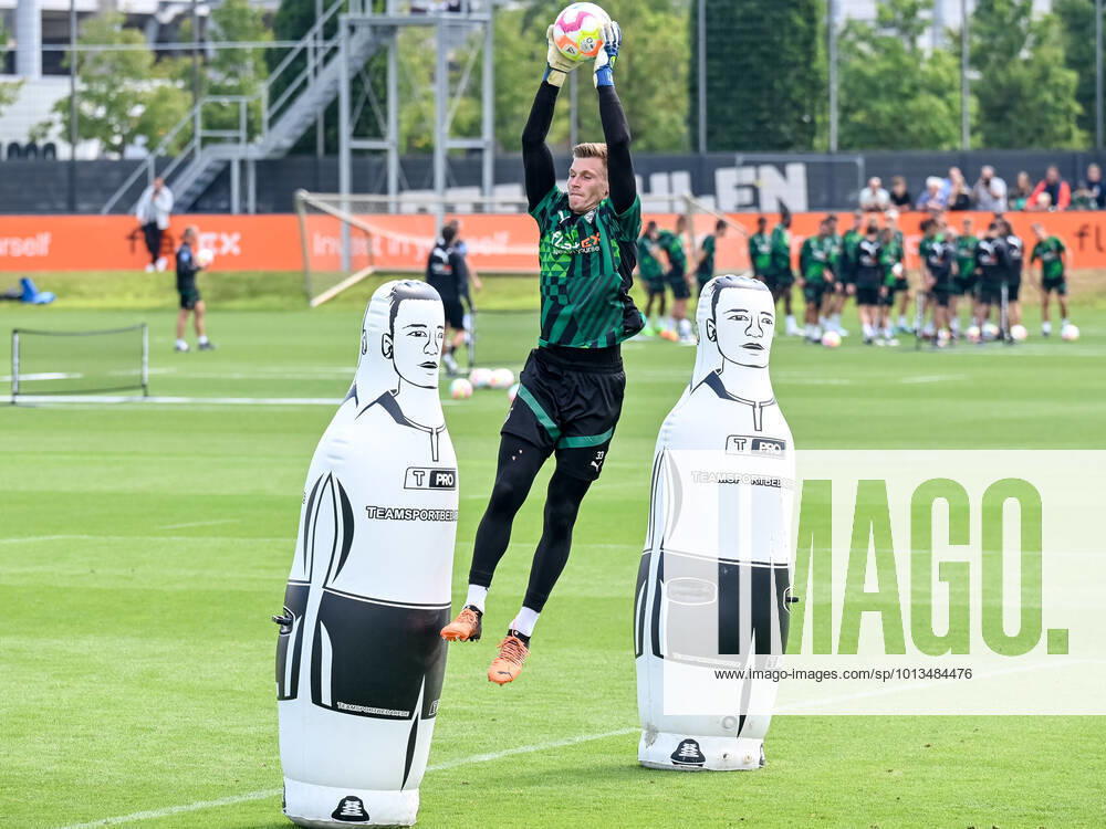 Moritz Nicolas Borussia Moenchengladbach, 33 caught the ball safely Borussia Moenchengladbach, football, Bundesliga, training, pre-season, season 2022 2023, 29 07 2022 Borussia Moenchengladbach, football, Bundesliga, training, pre-season, season 2022 2023, 29 07 2022 Mönchengladbach
