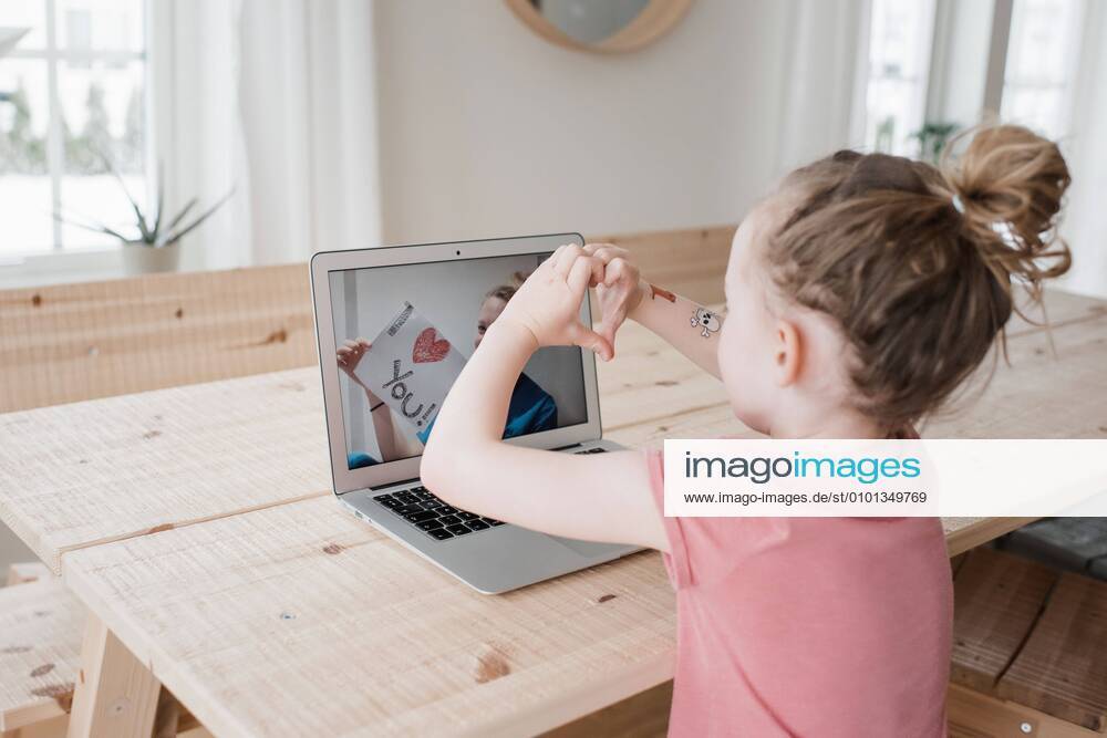 Young girl chatting with a nurse on video call saying I love you Norrtälje, Stockholm County, Sweden CR_RABE200414-352707-01,model released, Symbolfoto