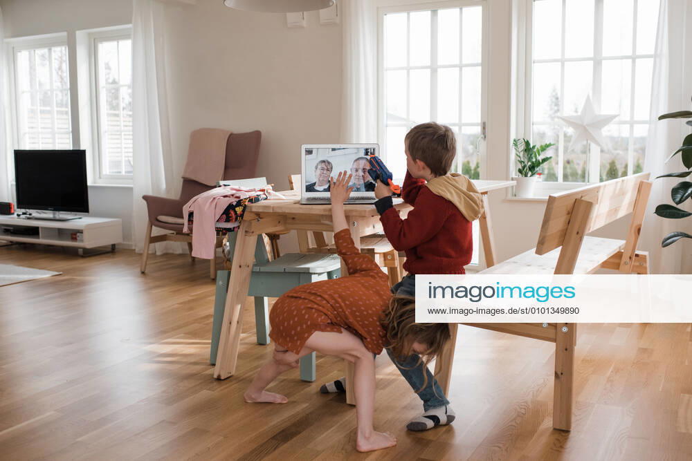 IMAGO Creative: Jahreszeit Winter, Fantasievoll drinnen spielen kids showing their grandparents their toys via video call in isolation Norrtälje, Stockholm County, Sweden CR_RABE200521-347883-01,model released, Symbolfoto
