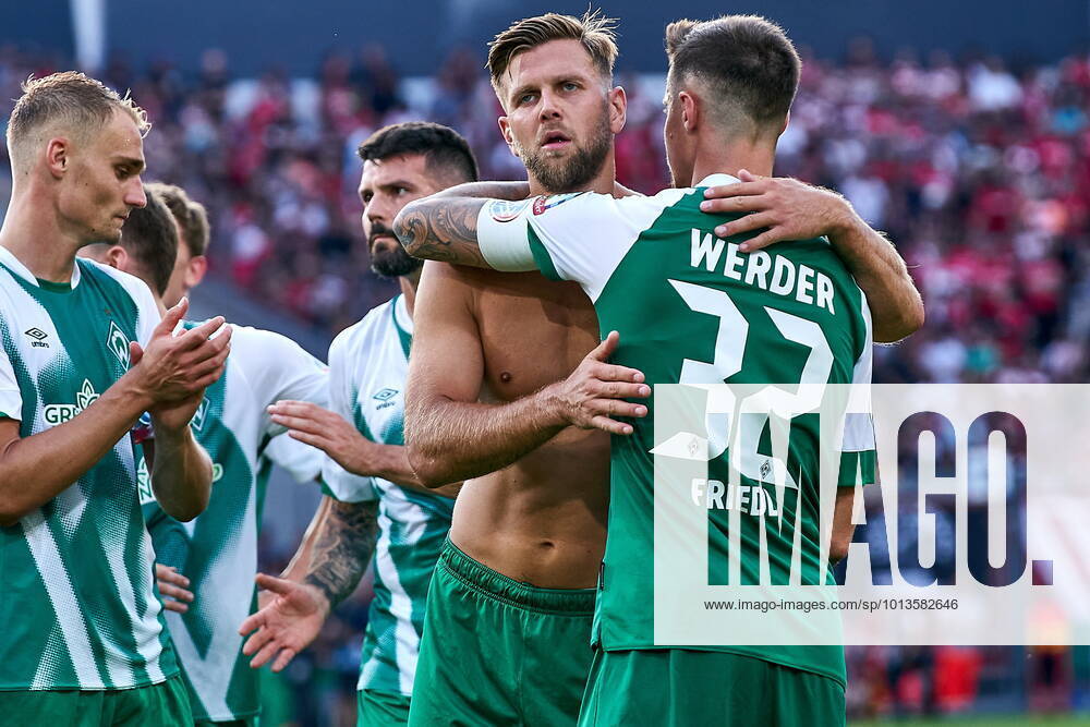 GER, Cup 01, Energie Cottbus vs SV Werder Bremen 01 08 2022, Stadion der Freundschaft, Cottbus, GER, DFB Pokal, 1 round, FC Energie Cottbus vs SV Werder Bremen, in picture Niclas Füllkrug Fuellkrug SV Werder Bremen 11 with free upper body hugs Marco Friedl SV Werder Bremen 32 , right, after the final whistle Foto nordphoto GmbH gumzmedia nordphotoxGmbHx xgumzmedia nphgm001