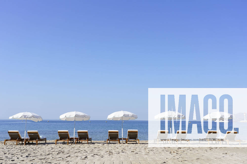 Preparation a l ouverture des plages privees a Cannes NEWS : Deconfinement - Covid 19 Coronavirus en France - Preparation a l ouverture des plages privees - Cannes - 30 05 2020 NorbertScanella PanoramiC