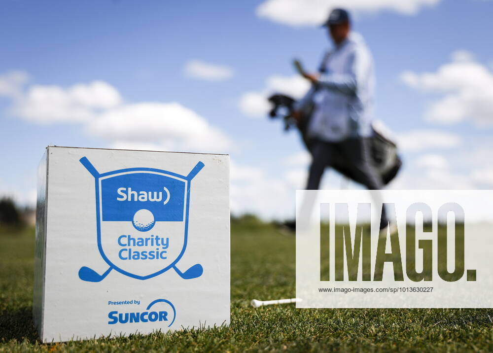 A caddie walks to the 9th tee during the PGA, Golf Herren Tour Champion s Shaw Charity Classic golf event in Calgary, Alta., Friday, Aug. 5, 2022. Canada News - August 5, 2022 - ZUMAc35_ 20220805_zaf_c35_077