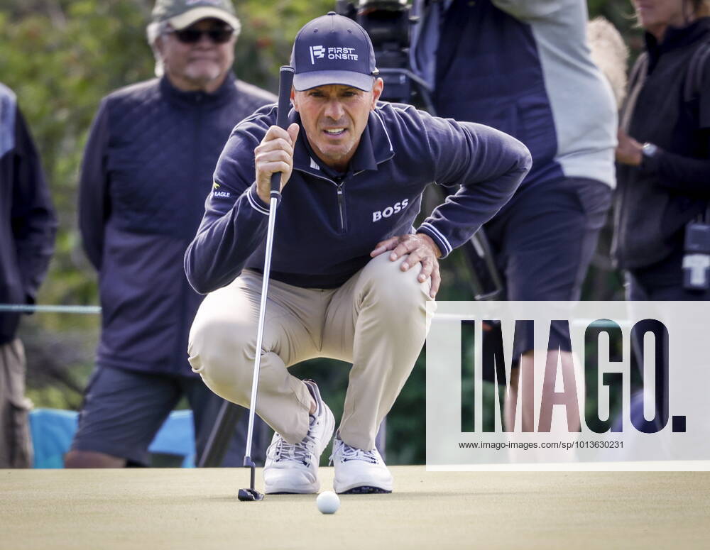 Mike Weir lines up a putt on the 13th green during the PGA, Golf Herren Tour Champion s Shaw Charity Classic golf event in Calgary, Alta., Friday, Aug. 5, 2022. Mike Weir - ZUMAc35_ 20220805_zaf_c35_080