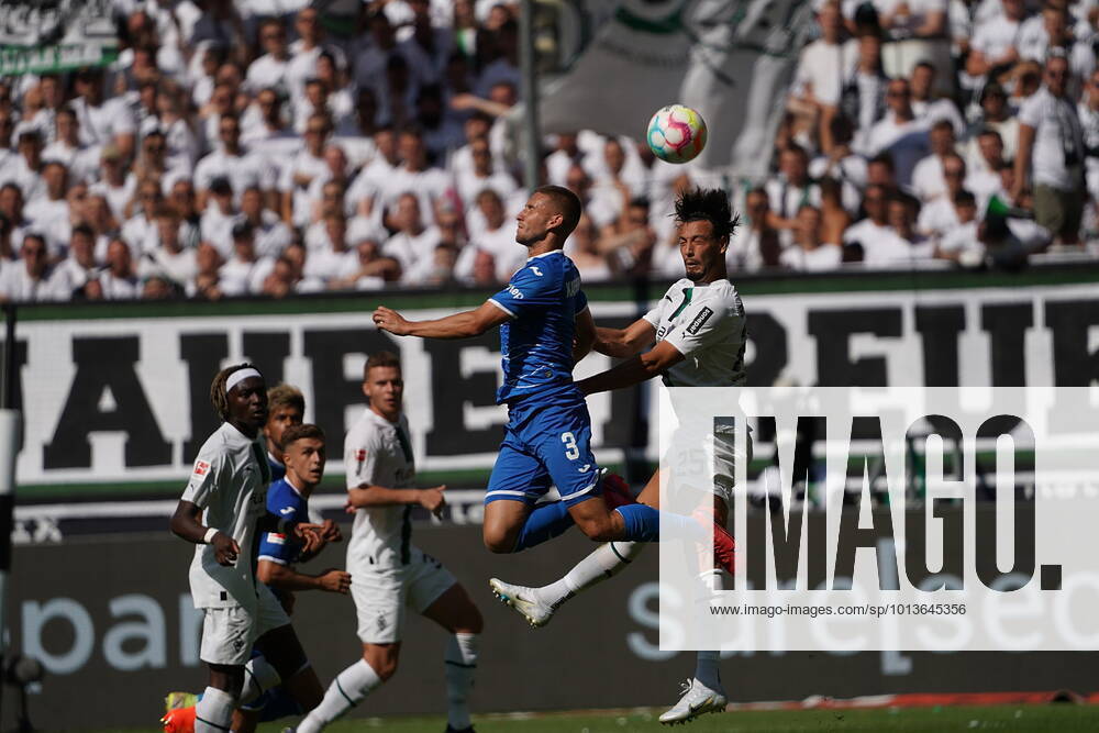 GER, 1 FBL, Borussia Mönchengladbach vs TSG Hoffenheim 06 08 2022, Borussia Park, Mönchengladbach, GER, 1 FBL, Borussia Mönchengladbach vs TSG Hoffenheim , DFL regulations prohibit any use of photographs as image sequences and or quasi video in picture Pavel Kaderabek Hoffenheim , Ramy Bensebaini MÂ Gladbach nordphotoxGmbHx xBratic nph00250