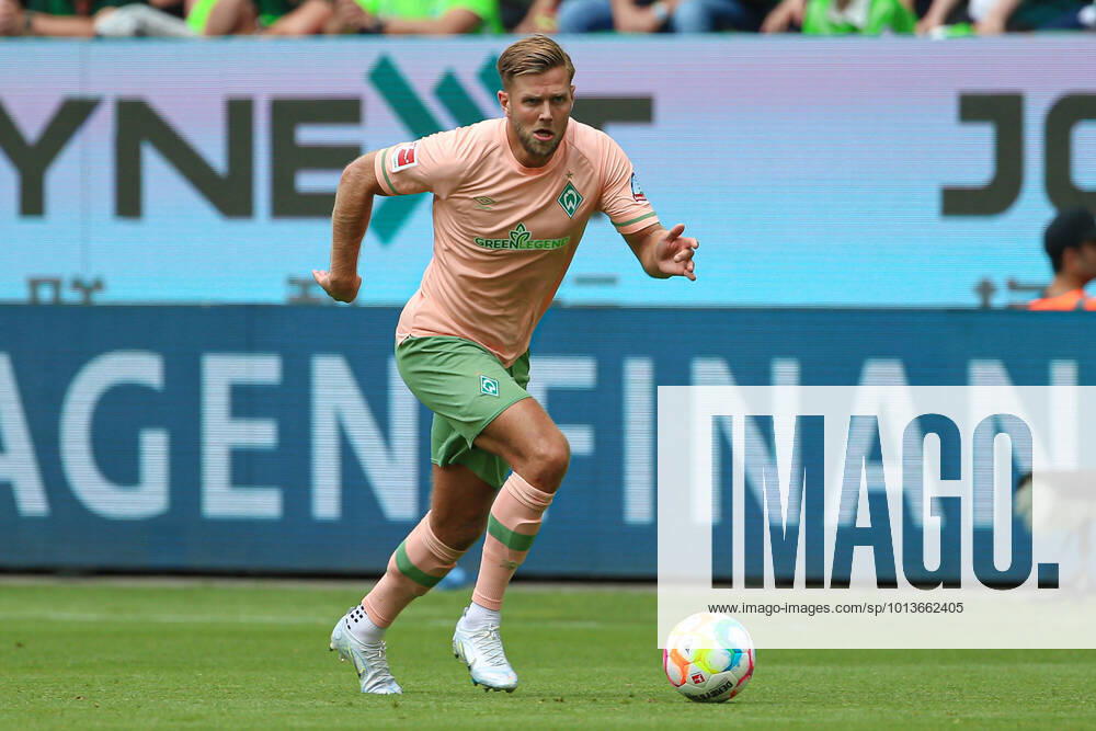 V li Niclas Füllkrug SV Werder Bremen, 11 on the ball, crop, single image, full body, action, game scene, THE DFL DIRECTIVES PROHIBIT ANY USE OF PHOTOGRAPHS AS IMAGE SEQUENCES AND OR VIDEOA HNUAL PHOTOSTRACKS DFL REGULATIONS PROHIBIT ANY USE OF PHOTOGRAPHS AS IMAGE SEQUENCES AND OR QUASI VIDEO , 06 08 2022, Wolfsburg Germany , Football, Bundesliga, VfL Wolfsburg SV Werder Bremen