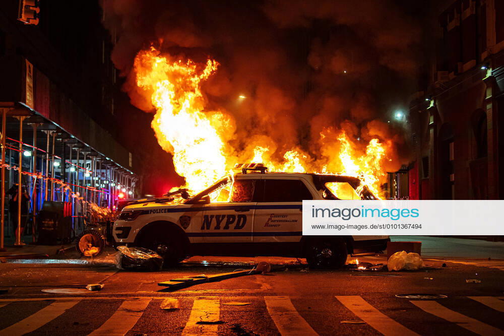 A police car is one fire during a protest over the death of George Floyd, on May 30, 2020 close to Union Square in the Manhattan borough of New York, NY, USA Photo Joel Marklund BILDBYRAN kod JM 88155 bbeng protest demonstration Black Lives Matter,