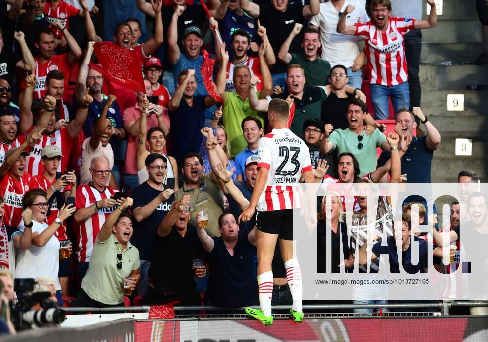 EINDHOVEN Joey Veerman of PSV Eindhoven celebrates the 1 0 victory during the UEFA Champions League third qualifying round match between PSV Eindhoven and AS Monaco at the Phillips stadium on August 9, 2022 in Eindhoven, Netherlands ANP OLAF KRAAK UEFA Europa Champions League, Third Qualifying Round second leg 2022 2023 ANPxSportx IVx 452868305 originalFilename: 452868305