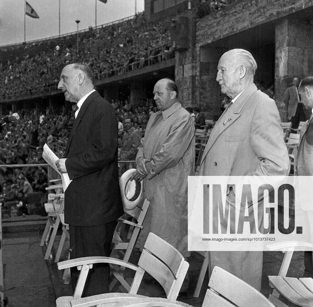 Eröffnung der Handball-Weltmeisterschaft Original-Bildunterschrift: Eröffnung der Handball-Weltmeisterschaft im Berliner Olympiastadion - Auf der Ehrentribüne Dr. Otto Suhr, Präsident Hans Baumann (Schweiz), Dr. Carl Diem, Berlin, Deutschland 1955., Berlin