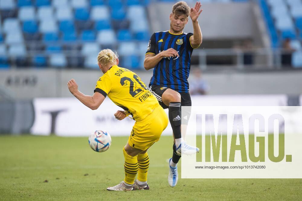 Kolbeinn Birgir Finnsson Borussia Dortmund II in duel with Dominik Becker 1 FC Saarbruecken , 1 FC Saarbruecken vs Borussia Dortmund II, Football, 3 Bundesliga, 10 08 2022 1 FC Saarbruecken vs Borussia Dortmund II, Football, 3 Bundesliga