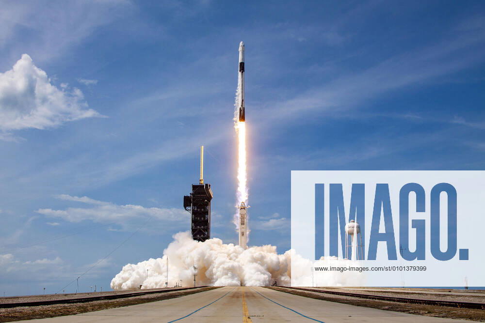 KW22 Cape Canaveral 30.05.2020, Cape Canaveral, USA, SpaceX Demo 2 Mission, im Bild Start der SpaceX Falcon 9-Rakete mit dem Raumschiff Crew Dragon des Unternehmers Elon Musk. SpaceX Demo-2-Mission der NASA zur Internationalen Raumstation ISS mit den NASA-Astronauten Robert Behnken und Douglas Hurley. Behnken und Hurley starteten um 15.22 Uhr. EDT am Samstag, 30. Mai, vom Launch Complex 39A im Kennedy Space Center. launch of a SpaceX Falcon 9 rocket carrying the company s Crew Dragon spacecraft on NASAis SpaceX Demo-2 mission with NASA astronauts Robert Behnken and Douglas Hurley onboard, Saturday, May 30, 2020, from the balcony of Operations Support Building II at NASAis Kennedy Space Center in Florida. NASAis SpaceX Demo-2 mission is the EP_str
