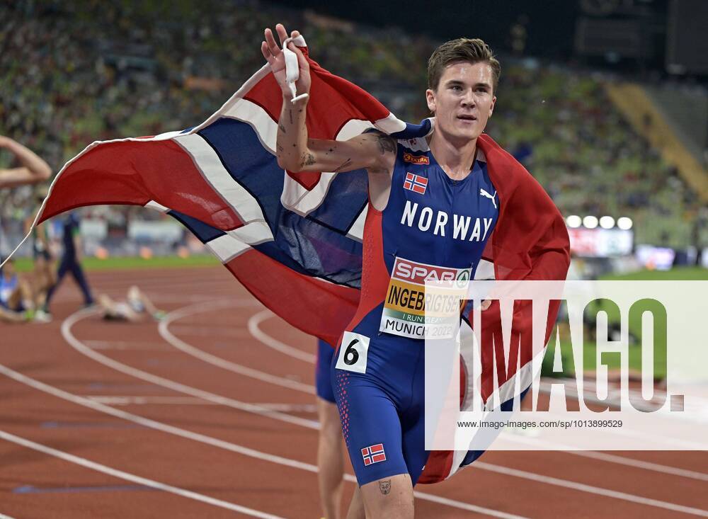 European Championchips Munich 2022, Athletics at Olympiastadion Munich, Mens 5000 meter race , Jakob Ingebrigtsen NOR cheers