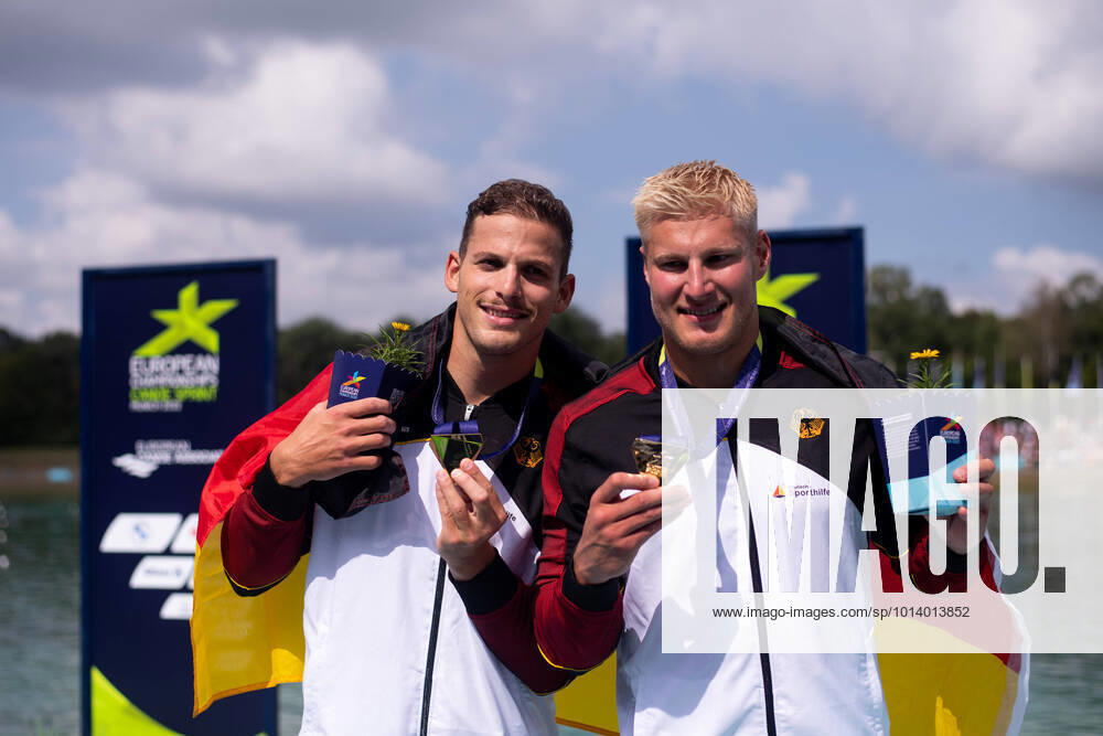 HILLER Martin, GROSSMANN Tamas GER , Mens Kayak Double 1000 Meter, celebrating the victory, gold medal and title as European Champions on the Podium, GER, Canoe Sprint Canoe Sprint , European Championships Munich 2022, 21 08 2022 Photo Eibner Memmler GER, Canoe Sprint Canoe Sprint , European Championships Munich 2022, 21 08 2022 Munich