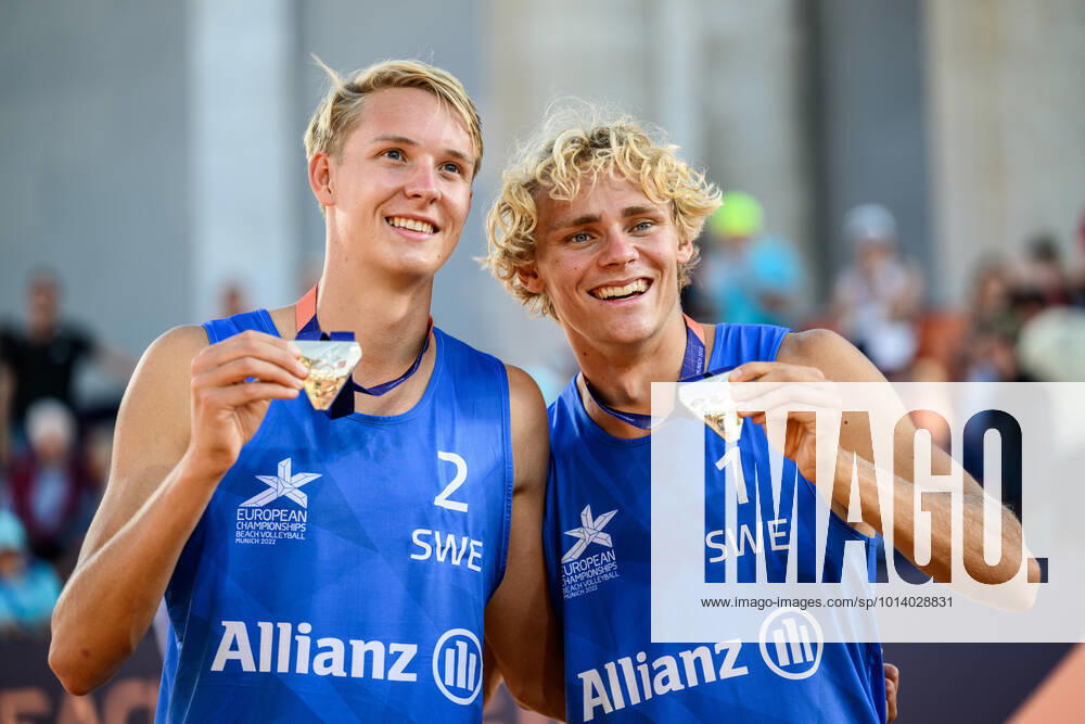 Jonatan Hellvig and David Ahman of Sweden celebrate with their gold medals after the mens beach volleyball final between Czech Republic and Sweden during day 11 of the European Championships on August 21, 2022 in Munich Photo Mathias Bergeld BILDBYRAN code MB MB0446 beach volleyball beach volleyball sand volleyball european championship em em 2022 european championships munich 2022 munchen em day 11 bbeng final sweden sweden czech republic czech republic jubel em gold gold european champion,