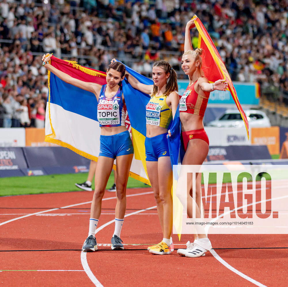 The medalists MAHUCHIKH Yaroslava UKR, winner , TOPIC Angelina SRB, third place and VUKOVIC Marija MNE, second place celebrate with the flags of their home countries, Womens High Jump Final High Jump Final Women GER, Athletics Leichtathletik , European Championships Munich 2022, 21 08 2022 Photo EIBNER Heike Feiner GER, Athletics Leichtathletik , European Championships Munich 2022, 21 08 2022 Munich
