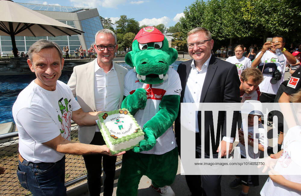BAU 22 08 2022 Stuttgart Football VfB Stuttgart Fritzles 30 Birthday, f l Dr Thomas Kölpin Director Wilhelma , VfB Chairman Alexander Wehrle , Mascot Fritzle, Sven Busch Managing Director AOK Stuttgart Böblingen