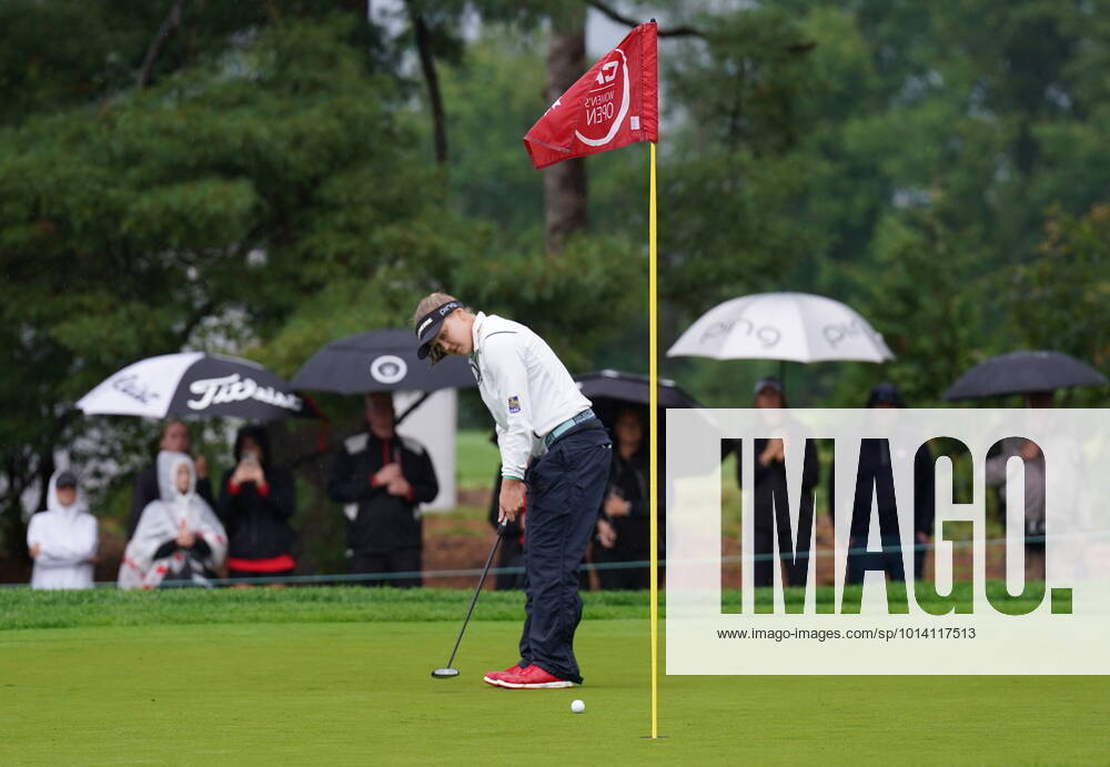 Brooke Henderson makes a putt on the second hole before play was suspended on the second day of action at the CP Womens Open, Friday, August 26, 2022 in Ottawa. Brooke Henderson - ZUMAc35_ 20220826_zaf_c35_001