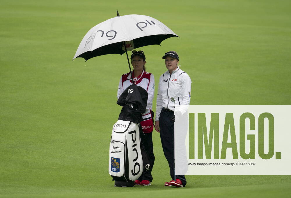 Brooke Henderson and her caddy Brittany Henderson wait on the first fairway before play was suspended during the second day of action at the CP Womens Open, Friday, August 26, 2022 in Ottawa. Brooke Henderson Brittany Henderson - ZUMAc35_ 20220826_zaf_c35_002