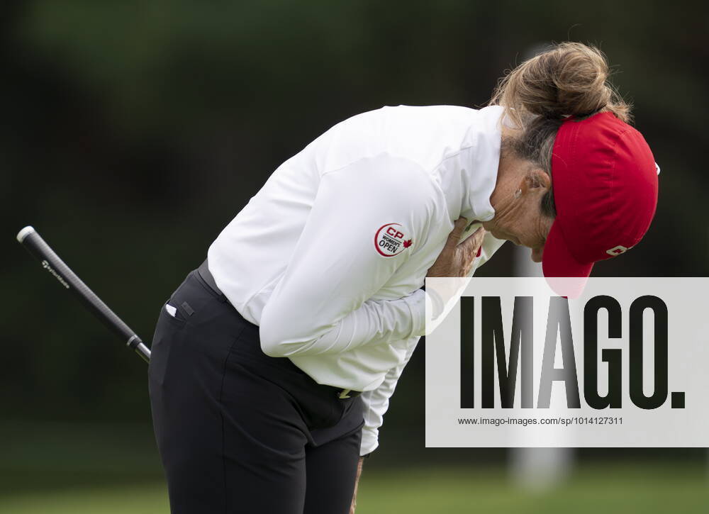 CanadaöÄÃ s Lorie Kane acknowledges the crowd as she steps onto the 18th green during the second day of action at the CP Womens Open, Friday, August 26, 2022 in Ottawa. Lorie Kane - ZUMAc35_ 20220826_zaf_c35_054