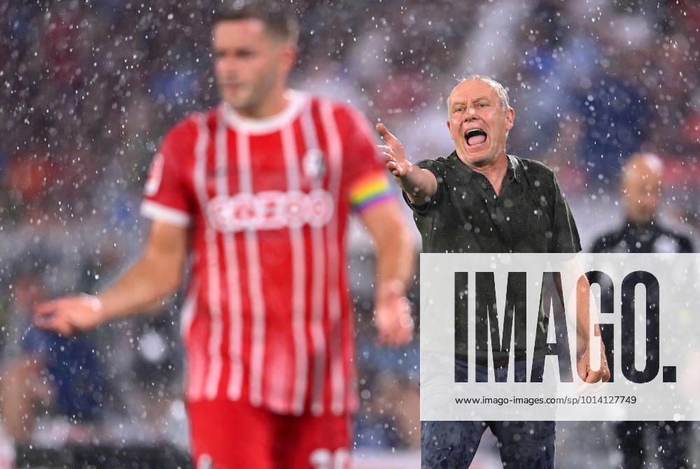 Football 1 Bundesliga season 2022 2023 3 matchday SC Freiburg VfL Bochum 26 08 2022 coach Christian Streich re, SC Freiburg in the rain