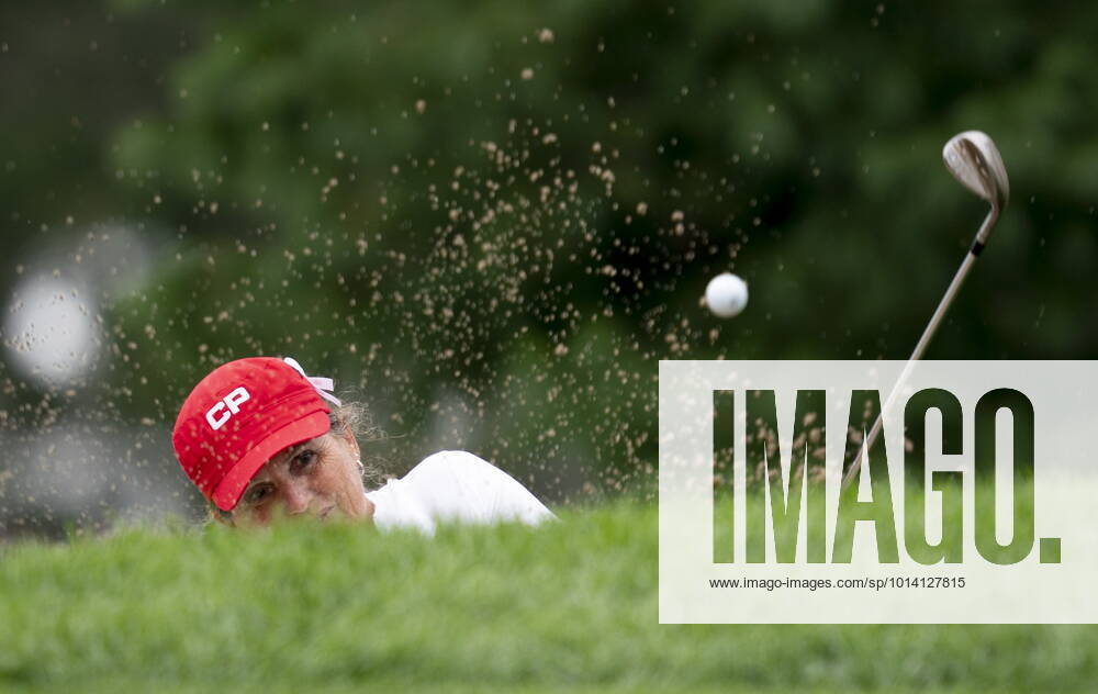 CanadaöÄÃ s Lorie Kane chips out of a bunker on the 15th hole..during the second day of action at the CP Womens Open, Friday, August 26, 2022 in Ottawa. Lorie Kane - ZUMAc35_ 20220826_zaf_c35_057