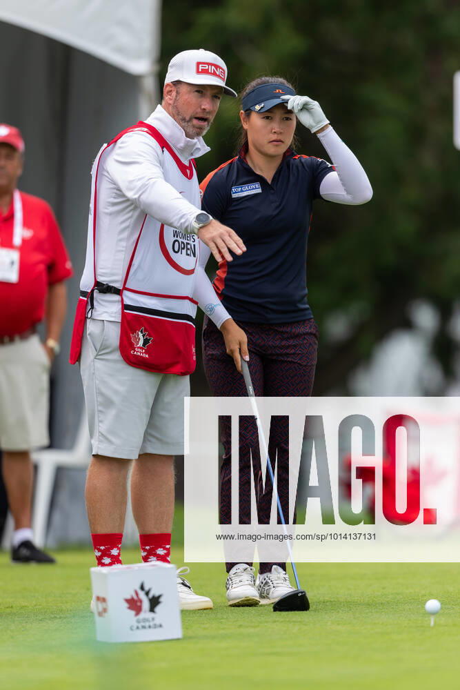 OTTAWA, ON - AUGUST 26: Kelly Tan of Malaysia talks to her caddie before teeing off on the 1st hole during the second round of the CP Womens Open on August 26, 2022, at The Ottawa Hunt and Golf Club in Ottawa, ON, Canada. (Photo by Richard A. Whittaker Icon Sportswire) GOLF: AUG 26 LPGA, Golf Damen - CP Womens Open Icon2208262202