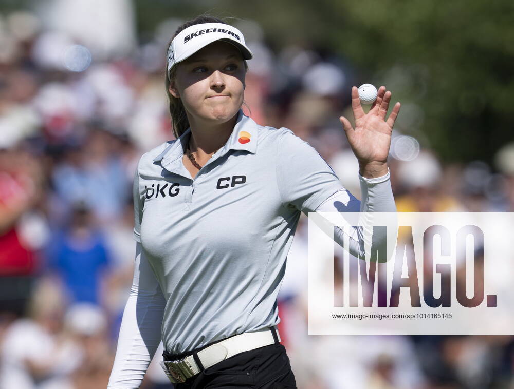 Brooke Henderson, of Canada, acknowledges the crowd as sinking her putt in the 18th hole during the third round action at the CP Womens Open, Saturday, August 27, 2022 in Ottawa. Brooke Henderson - ZUMAc35_ 20220827_zaf_c35_048