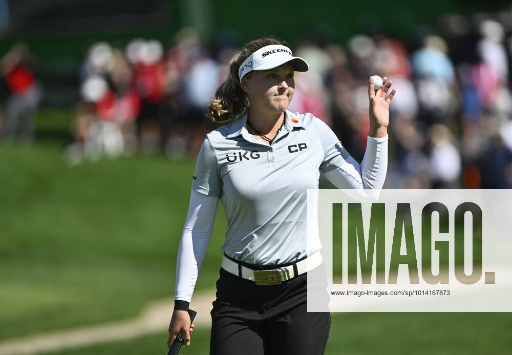 Ottawa, ON, CAN: Canada s Brooke Henderson waves to the crowd after the 18th hole during the CP Women s Open in Ottawa, on Saturday, Aug. 27, 2022. Brooke Henderson - ZUMAc35_ 20220827_zaf_c35_073