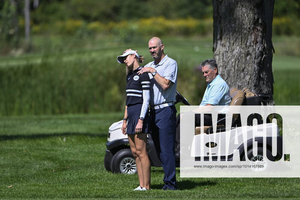 Ottawa, ON, CAN: USA s Nelly Korda receives treatment at the side of the fairway of the 6th hole during the CP Women s Open in Ottawa, on Saturday, Aug. 27, 2022. Nelly Korda - ZUMAc35_ 20220827_zaf_c35_074