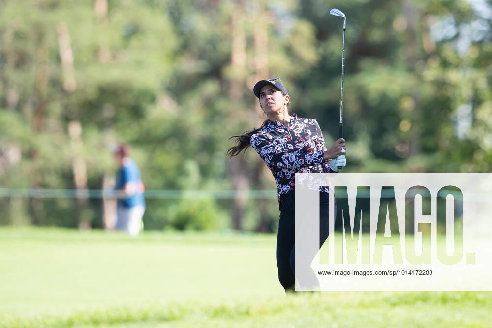 Paula Reto of South Africa chips on to the 13th green during the 3rd round of the CP Womens Open held at Ottawa Hunt & Golf Club in Ottawa, Canada. CSM Ottawa Canada - ZUMAc04_ 20220827_zaf_c04_119