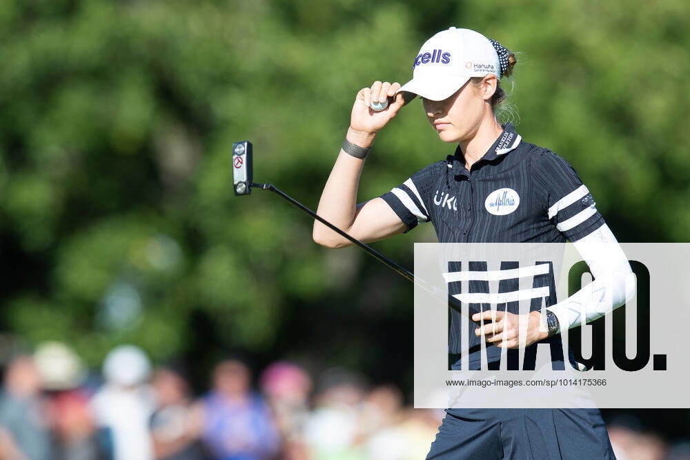 Sarah Schmelzel of the United States salutes the gallery after finishing on the 18th green during the 3rd round of the CP Womens Open held at Ottawa Hunt & Golf Club in Ottawa, Canada. CSM Ottawa Canada - ZUMAc04_ 20220827_zaf_c04_243