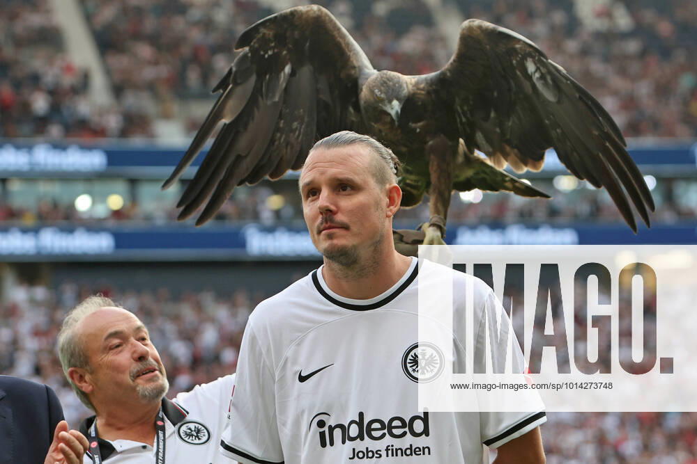 Alex Meier and Attila the Eintracht mascot , Farewell match Alex Meier soccer god, Thanks a Lot, soccer god, farewell match, AMFG14, 31 08 2022, Eintracht Frankfurt