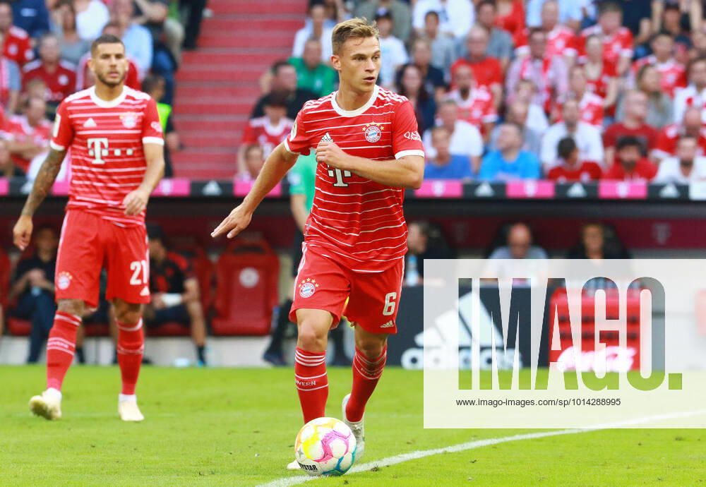 6 Joshua Kimmich FCB single image, cropped, on the ball 21 Lucas Hernandez li Football 1 BL FC Bayern Muenchen Borussia Moenchengladbach 27 08 2022 Allianz Arena PHOTO Mladen Lackovic LakoPress