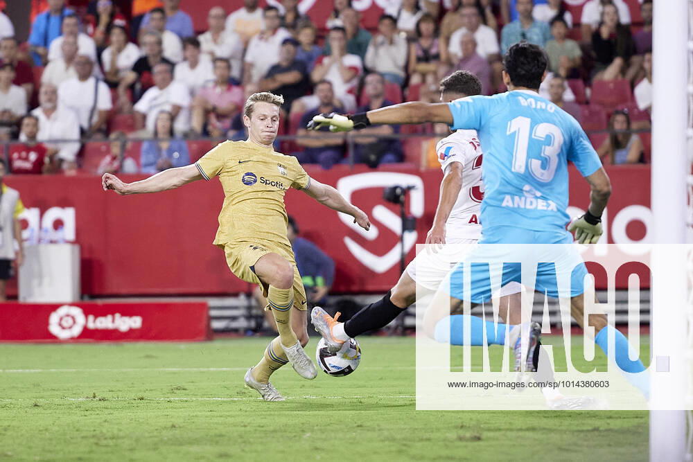 Sevilla FC v FC Barcelona, Barca LaLiga Santander, Seville, Spain Seville, Spain. 03rd September 2022. Frenkie De Jong (21) of FC Barcelona seen during the LaLiga Santander match between Sevilla FC and FC Barcelona at Estadio Ramon Sanchez Pizjuan in Seville. Seville Andalucia Spain Estadio Ramon Sanchez Pizjuan