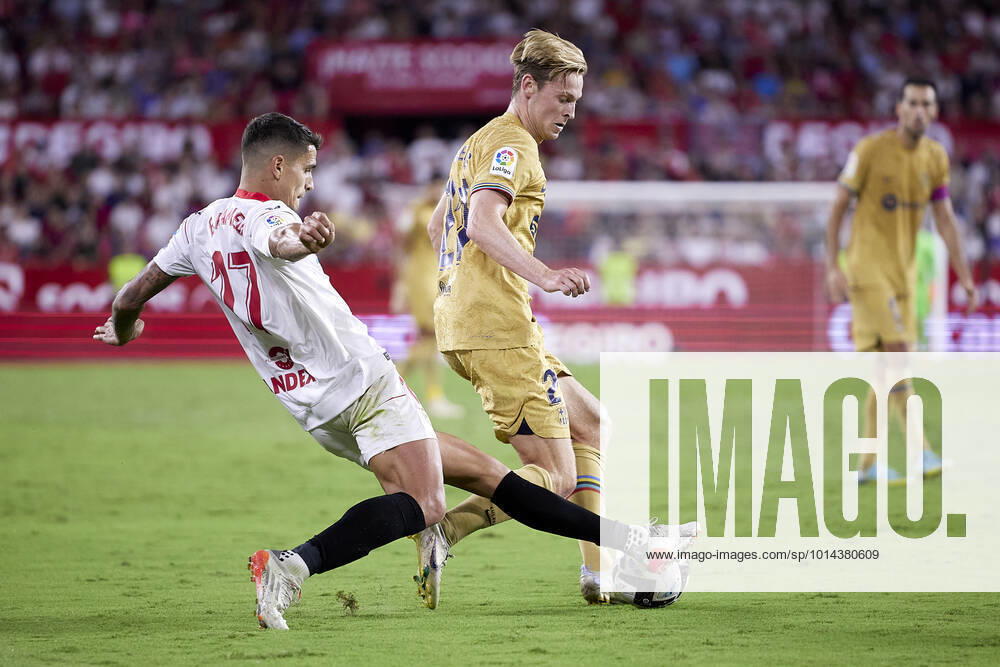 Sevilla FC v FC Barcelona, Barca LaLiga Santander, Seville, Spain Seville, Spain. 03rd September 2022. Frenkie De Jong (21) of FC Barcelona and Erik Lamela (17) of Sevilla FC seen during the LaLiga Santander match between Sevilla FC and FC Barcelona at Estadio Ramon Sanchez Pizjuan in Seville. Seville Andalucia Spain Estadio Ramon Sanchez Pizjuan