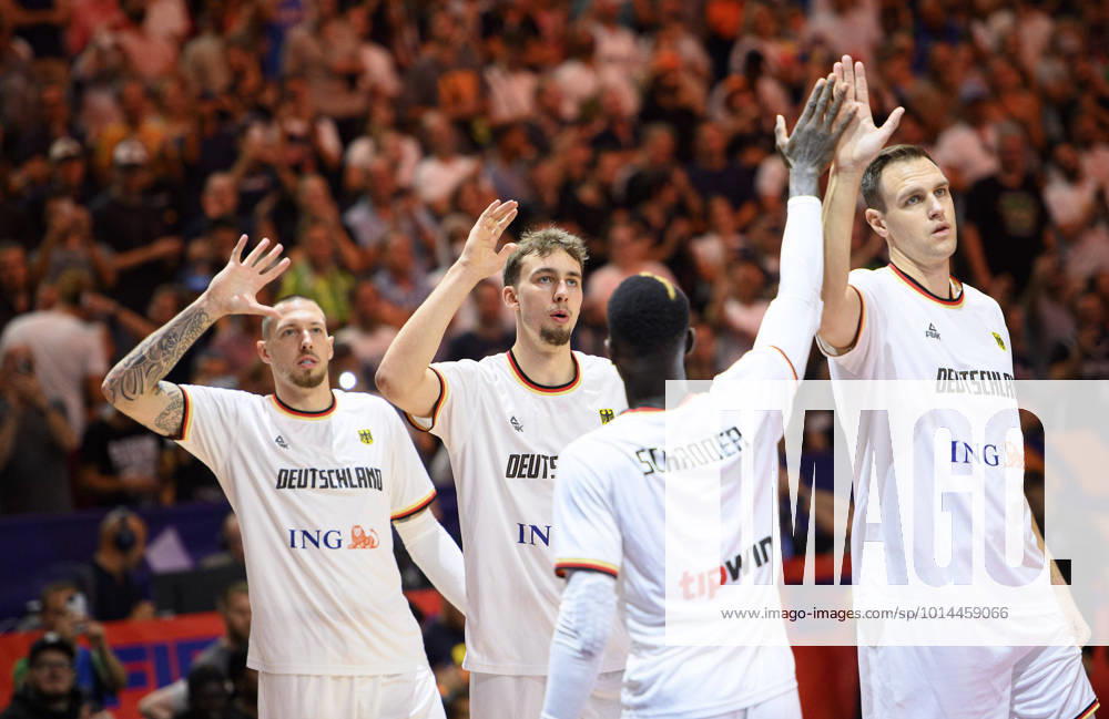 V l Daniel THEIS GER , Franz WAGNER GER , Dennis SCHROEDER Schröder GER , Johannes VOIGTMANN GER high-five each other, Germany GER Slovenia SLO 80 88, preliminary round group B, on 06 09 2022 in Cologne Basketball European Championship EuroBasket 2022 in Germany, from 01 09 18 09 2022 Â