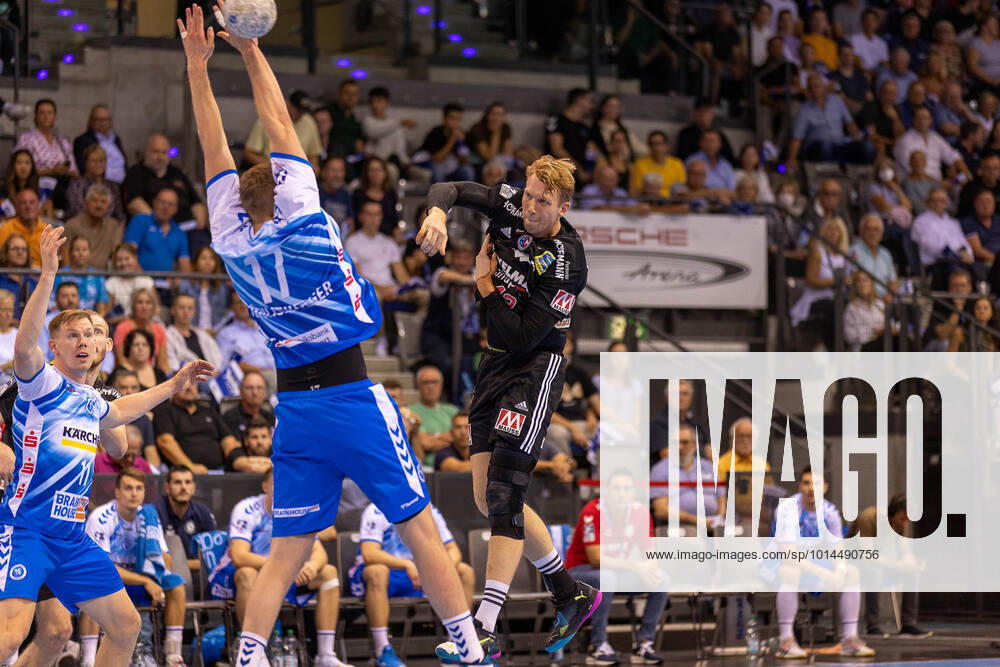 Samuel Roethlisberger TVB Stuttgart, 17 , Simon Jeppson HC Erlangen, 42 TVB 1898 Stuttgart vs HC Erlangen, Handball Bundesliga, HBL, Liqui Moly HBL, 2 Matchday, Porsche Arena Stuttgart 08 09 2022 TVB 1898 Stuttgart vs HC Erlangen, Handball Bundesliga, HBL, Liqui Moly HBL, 2 Matchday, Porsche Arena Stuttgart Stuttgart