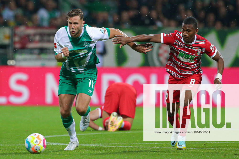 F l Niclas Füllkrug SV Werder Bremen, 11 and Carlos Gruezo FC Augsburg, 8 in duel, duel, dynamics, action, game scene, THE DFL DIRECTIVES PROHIBIT ANY USE OF PHOTOGRAPHS AS IMAGE SEQUENCES AND OR VIDEOA HNUAL PHOTOSTRACKS DFL REGULATES PROHIBIT ANY USE OF PHOTOGRAPHS AS IMAGE SEQUENCES AND OR QUASI VIDEO , 09 09 2022, Bremen Germany , Football, Bundesliga, SV Werder Bremen FC Augsburg