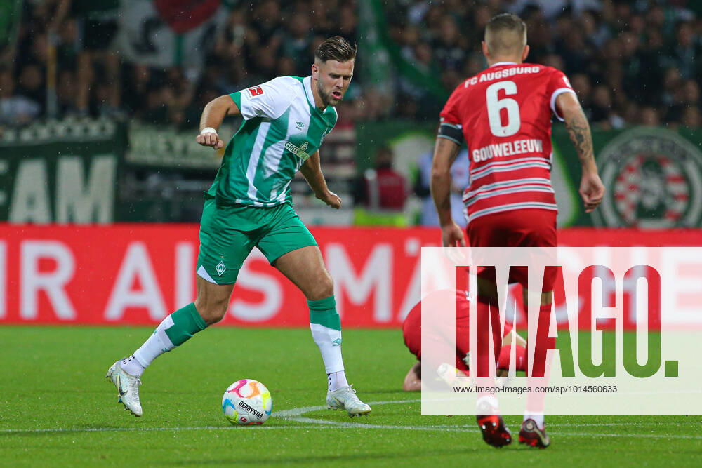 V li Niclas Füllkrug SV Werder Bremen, 11 on the ball, single image, full body, action, game scene, THE DFL DIRECTIVES PROHIBIT ANY USE OF PHOTOGRAPHS AS IMAGE SEQUENCES AND OR VIDEO DFL REGULATES PROHIBIT ANY USE OF PHOTOGRAPHS AS IMAGE SEQUENCES AND OR QUASI VIDEO , 09 09 2022, Bremen Germany , Football, Bundesliga, SV Werder Bremen FC Augsburg