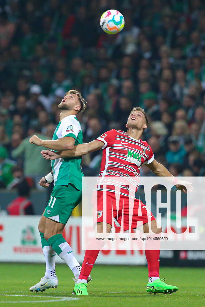 F l Niclas Füllkrug SV Werder Bremen, 11 and Florian Niederlechner FC Augsburg, 7 in duel, duel, dynamics, action, game scene, THE DFL DIRECTIVES PROHIBIT ANY USE OF PHOTOGRAPHS AS IMAGE SEQUENCES AND OR VIDEOA HNUAL PHOTOSTRACKS DFL REGULATIONS PROHIBIT ANY USE OF PHOTOGRAPHS AS IMAGE SEQUENCES AND OR QUASI VIDEO , 09 09 2022, Bremen Germany , Football, Bundesliga, SV Werder Bremen FC Augsburg