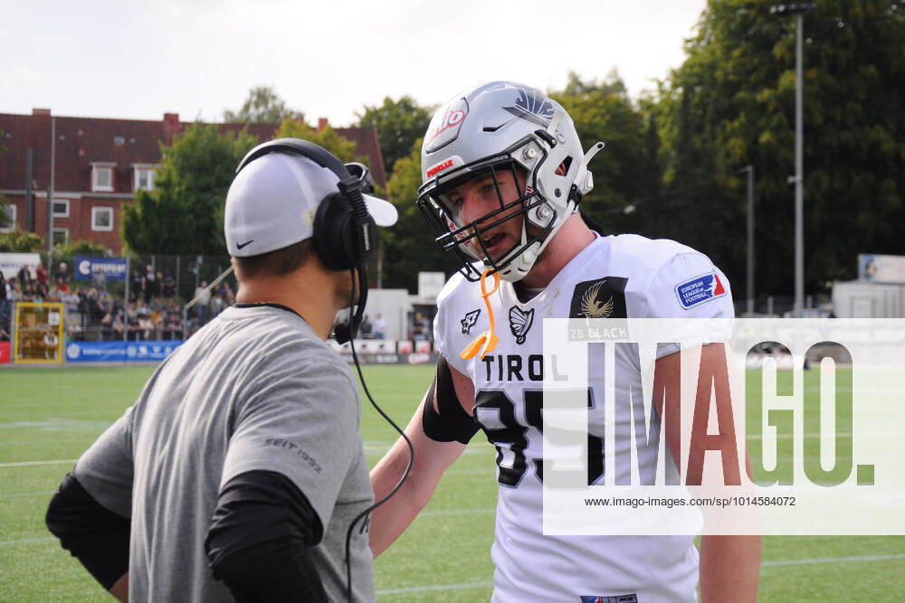 American football, 2022 season, European League of Football ELF , Hamburg Sea Devils Raiders Tirol, Stadium Hoheluft Hamburg , 10 09 2022, semifinals Markus Schaberl 85, Raiders, TE talks with coach Hamburg Germany